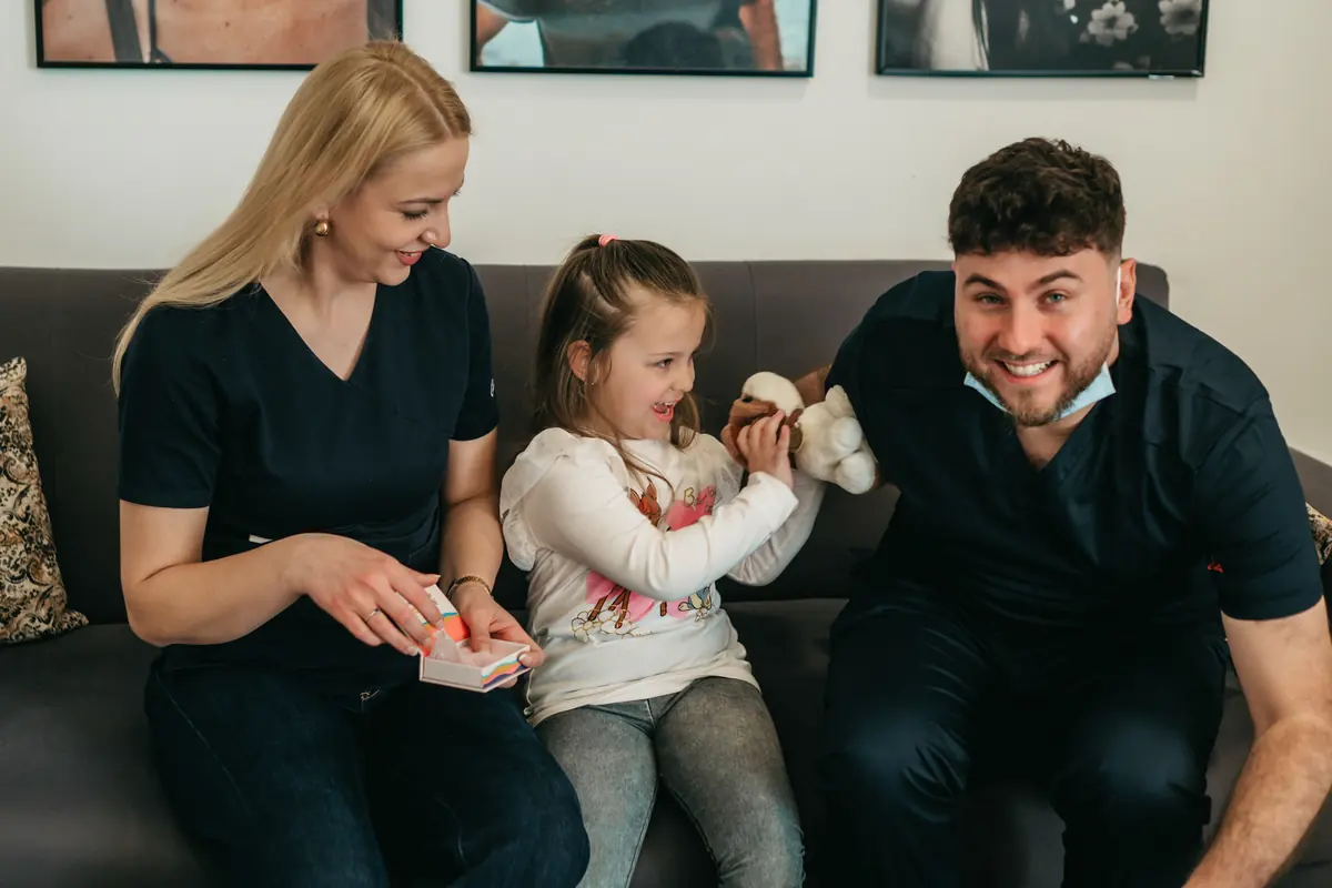 Djevojčica sa stomatolozima u čekaonici Dental Centra Apex