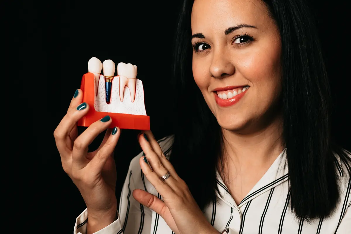 Model zubnog implantata uz prirodne zube