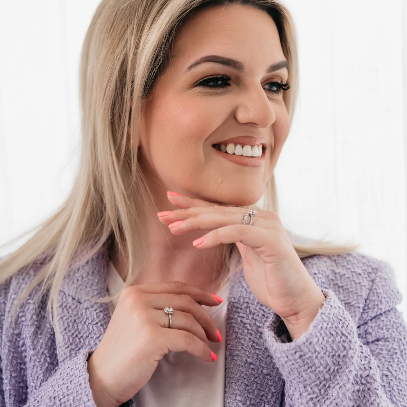 Zadovoljna pacijentica se smije nakon tretmana u Dental Centar Apex