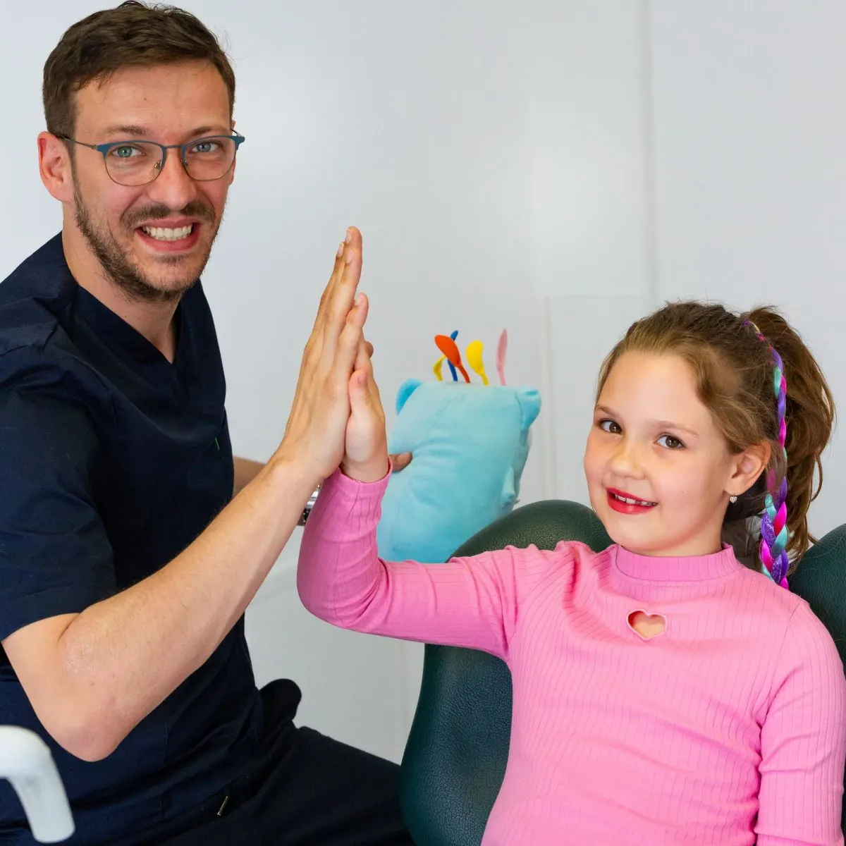Dijete s lijepim osmijehom nakon dječjeg stomatološkog pregleda u Dental Centar Apex