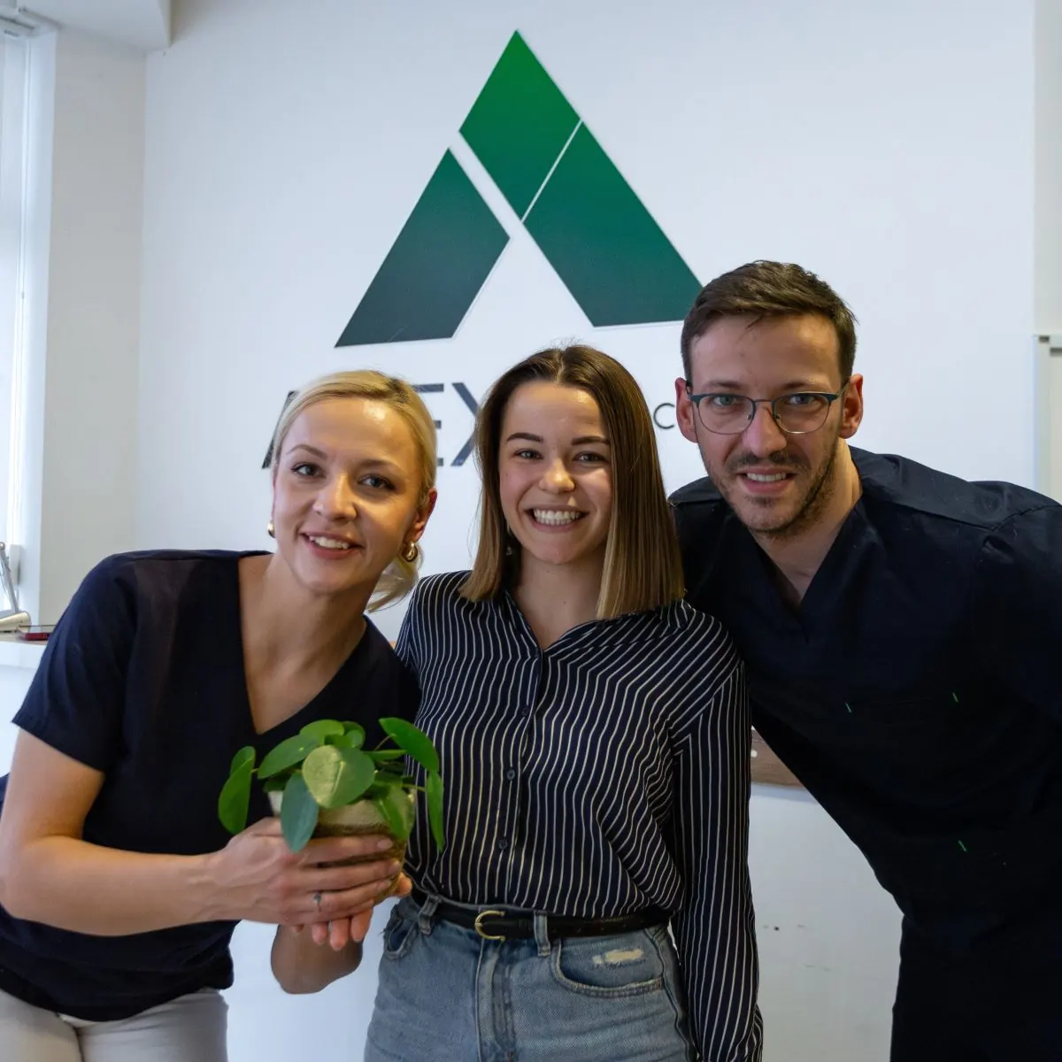 Pacijentica s djelatnikom Dental Centar Apex ordinacije u Zagrebu