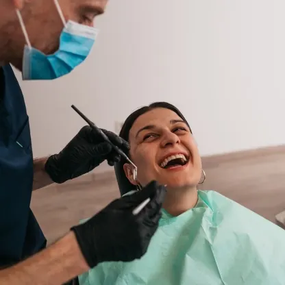 Zadovoljna pacijentica s lijepim osmijehom – galerija osmijeha Dental Centar Apex