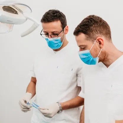 Doktor dentalne medicine pregledava pacijenticu u Dental Centar Apex